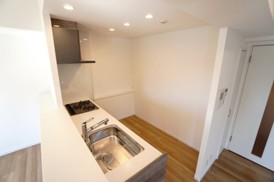 【キッチン】 | 【上質リノベ】ヴェルディ川内 | 【キッチンスペース】
リビングに面した明るい対面キッチンにリノベーション！
キッチン天板は白、収納扉は木調をセレクトし、優しい雰囲気を醸し出しています。
また、多機能で毎日の家事を手助けしてくれます！