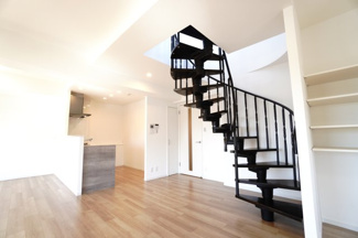 【居間・リビング】 | 【上質リノベ】ヴェルディ川内 | 【リビング階段】
漆黒の曲線を描く螺旋階段が、広大なリビングの主役として鎮座する。
機能的な空間に宿る圧倒的な造形美。
上階へと誘うそのステップが、住まう人の日常をドラマチックに塗り替える。