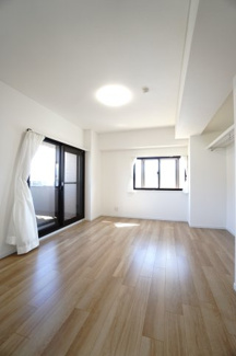 【洋室】 | 【上質リノベ】ヴェルディ川内 | 【洋室約8.4帖】
心と体をゆったりと安らげる主寝室。
寝室のゆとりが大きい分だけ、暮らしの安らぎは深まる。
一日の疲れを癒すだけでなくご夫婦の親密な語らいを紡ぎ出す。