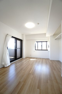 【洋室】 | 【上質リノベ】ヴェルディ川内 | 【洋室約8.4帖】
心と体をゆったりと安らげる主寝室。
寝室のゆとりが大きい分だけ、暮らしの安らぎは深まる。
一日の疲れを癒すだけでなくご夫婦の親密な語らいを紡ぎ出す。