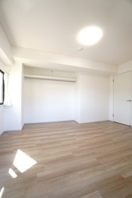 【洋室】 | 【上質リノベ】ヴェルディ川内 | 【洋室約8.4帖】
どんな家具や敷物でも部屋に馴染みやすく、
コーディネートがし易そう。
配置も柔軟に対応できるので身の回りの整理もし易い！
自分好みの空間に出来そう