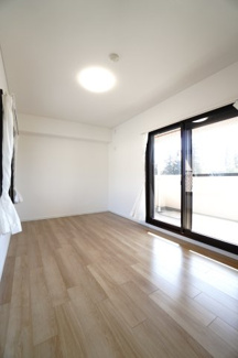 【洋室】 | 【上質リノベ】ヴェルディ川内 | 【洋室約7.5帖】
居室にはクローゼットを完備。
自由度の高い家具の配置が叶うシンプルな空間です。
お子様の成長と人数と共に必要になる子供部屋にもぴったりの間取りですね