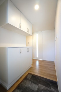 【玄関】 | 【上質リノベ】ヴェルディ川内 | 【玄関ホール】
人を迎え入れる最初の場所だからこそ、
清潔感があり纏まった空間にして頂ける様に
ニッチ風シューズBOXを設置。
照明はオートライト。消し忘れや
出入りが暗くならなく済みます！