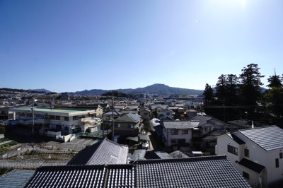 【展望】 | 【上質リノベ】ヴェルディ川内 | 【四季を感じる】
四季の移ろい・爽やかな青空や風を感じられ
自然を愉しめるパノラマビュー。
毎日の暮らしに余裕を感じさせてくれる、
遮る物の無い開放的な眺望を是非、ご堪能ください。