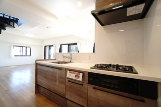 【キッチン】 | 【上質リノベ】ヴェルディ川内 | ☆キッチンの特徴☆
・クリナップ社製
・アクリストンワークトップ
・浄水器一体型ハンドシャワー水栓
・一度に5人分食器洗い乾燥機は後付け可能
・フラットスリムレンジフード
・換気扇幕板が他の面材と同色