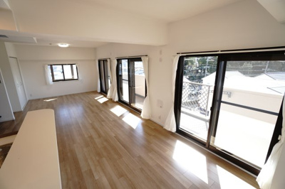 【居間・リビング】 | 【上質リノベ】ヴェルディ川内 | 【約21.0帖LDK】
デザインリフォームされた室内は
良い雰囲気になっております。
リノベーションで付加価値をプラスし、
ただの『住まい』ではなく『癒しのある空間』
に仕上がっております♪