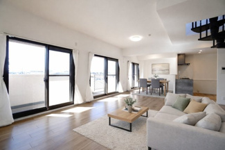 【居間・リビング】 | 【上質リノベ】ヴェルディ川内 | 【約23.3帖LDK】
窓いっぱいに広がる空と光。
床をなぞる陽だまりが、部屋の奥までやわらかく届く。
広さというより、抜けのある心地よさ。
深呼吸したくなる、いつまでも居たくなるリビングです。