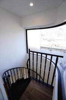 【設備】 | 【上質リノベ】ヴェルディ川内 | 【リビング階段】
リビング階段は、家族のコミュニケーションが取りやすいことが大きな魅力です。さらに吹き抜けがあると、明るく開放感のある住まいになりますね。