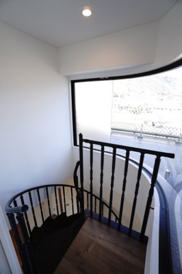 【設備】 | 【上質リノベ】ヴェルディ川内 | 【リビング階段】
リビング階段は、家族のコミュニケーションが取りやすいことが大きな魅力です。さらに吹き抜けがあると、明るく開放感のある住まいになりますね。