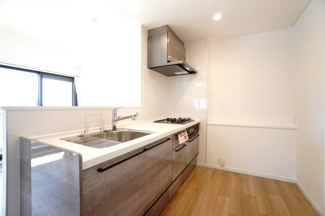 【キッチン】 | 【上質リノベ】ヴェルディ川内 | 【キッチンスペース】
今回のキッチンは料理をすることが楽しみになる心地よさで
家族みんなが使いたくなるようなワクワクいたします。
また、リビングから手元が見えないように配慮されたデザインも嬉しい♪