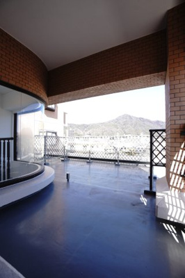 【バルコニー】 | 【上質リノベ】ヴェルディ川内 | 【ルーフバルコニー】
約14.1㎡ってどれだけ広いんでしょう。
周辺の島々を見ながら、お家グランピングが出来そうですね！
夜は、皆で寝っ転がって星空観賞会も良いかもです！
とにかく、夢が広がりますネ！