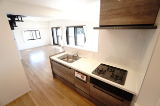 【キッチン】 | 【上質リノベ】ヴェルディ川内 | ☆キッチンの特徴☆
・クリナップ社製
・アクリストンワークトップ
・浄水器一体型ハンドシャワー水栓
・一度に5人分食器洗い乾燥機は後付け可能
・フラットスリムレンジフード
・換気扇幕板が他の面材と同色