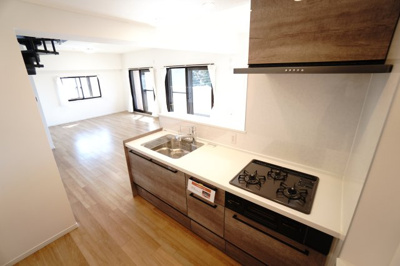 【キッチン】 | 【上質リノベ】ヴェルディ川内 | ☆キッチンの特徴☆
・クリナップ社製
・アクリストンワークトップ
・浄水器一体型ハンドシャワー水栓
・一度に5人分食器洗い乾燥機は後付け可能
・フラットスリムレンジフード
・換気扇幕板が他の面材と同色