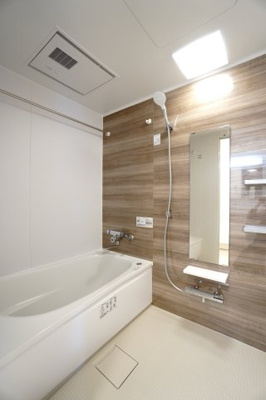 【浴室】 | 【上質リノベ】ヴェルディ川内 | 【バスルーム】
TOTO社製RWシリーズは
「ゆるリラ浴槽」「カラリ床」で独自の技術によりバスタイムを
よりよく演出してくれます！
更に、浴室暖房乾燥機が標準設備！
お手入れが楽なシステムバスです。