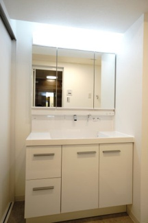 【独立洗面台】 | 【上質リノベ】ヴェルディ川内 | 【コスメカウンター】
LIXIL社製!
キレイアップカウンターが特徴の本商品は、
継ぎ目等が少なく、上から吐水の水栓なので、
水がたまりにくくお手入れ楽々です。
3面鏡裏やボウル下の収納も使いやすい！