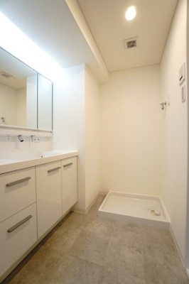 【独立洗面台】 | 【上質リノベ】ヴェルディ川内 | 【パウダールーム】
装着が楽なワンタッチ式の給水栓！
洗濯機置場はドラム式の洗濯機も入るサイズですが、
お手持ちのサイズが入るか要確認です！