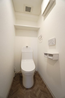 【トイレ】 | 【上質リノベ】ヴェルディ川内 | 【レストルーム】
TOTO社製！
きれいをまもるせいけつトイレ！
お掃除はサッとひとふきで完了！
少ない水で、汚れをしっかり洗い流します。
ツインペーパーホルダーなので、
もしもの時も慌てない！！