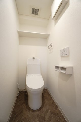 【トイレ】 | 【上質リノベ】ヴェルディ川内 | 【レストルーム】
TOTO社製！
きれいをまもるせいけつトイレ！
お掃除はサッとひとふきで完了！
少ない水で、汚れをしっかり洗い流します。
ツインペーパーホルダーなので、
もしもの時も慌てない！！