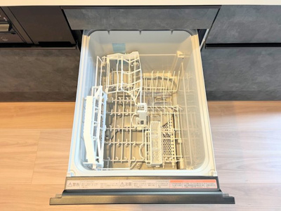 【キッチン】 | たなドエリングA棟 | ◆食後の食器洗いは食洗機にお任せ！ご家族と団らんの時間を。家事の時短に効果大の食洗器付き。高温洗浄、節水効果もございます。