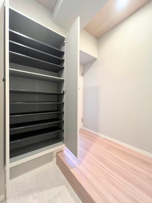 【玄関】 | たなドエリングA棟 | ◆明るい玄関です！散らかりやすい玄関もスッキリする大容量のシューズボックス付き。