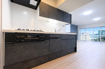 【キッチン】 | たなドエリングA棟 | ◆長い時間滞在するキッチンだからこそ、食事の準備を楽しい時間に、忙しい時でもスムーズに無駄なく作業できる、お手入れも簡単にできるなど、毎日を楽しくするキッチンスペースに仕上げました。