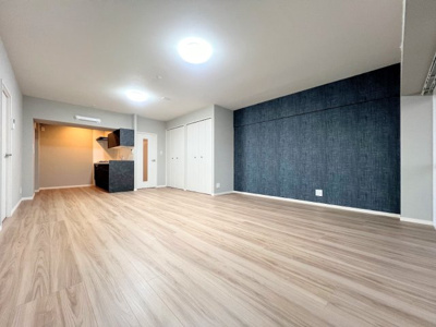 【居間・リビング】 | たなドエリングA棟 | ◆家族で食卓を囲むダイニングスペースと、ソファでゆったりくつろぐリビングスペースがしっかり区切られているので家具の配置や用途を使いわけしやすいです。