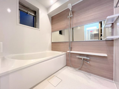 【浴室】 | たなドエリングA棟 | ◆モダンデザインの空間が気持ちよさを高めてくれるバスルーム。すっきりとした清潔感の中に都会的なセンスが感じられ、心身をリフレッシュできる寛ぎを深めてくれるスペースです。