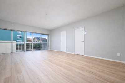 【洋室】 | たなドエリングA棟 | ◆室内はいつも明るい印象なので気持ちの良い朝を迎えられます。各部屋にはクローゼットを完備しており、収納が多いお家はすっきりして快適空間です。