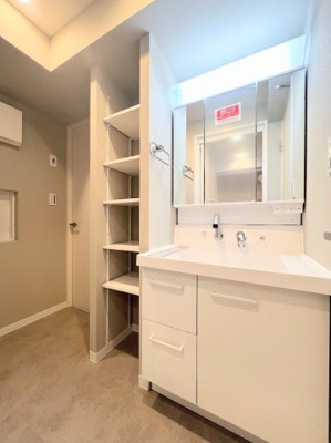 【独立洗面台】 | たなドエリングA棟 | ◆三面鏡裏や、シンクしたにも多数収納を備えた、広々とした洗面化粧台。窓のある明るい洗面所で毎日の身支度も気持ち良くお使い頂けます。