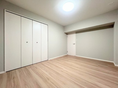 【洋室】 | たなドエリングA棟 | ◆柔らかい陽光が差し込む明るいお部屋を演出する設計。彩光の取れる窓が気持ちの良いお部屋を創り上げます