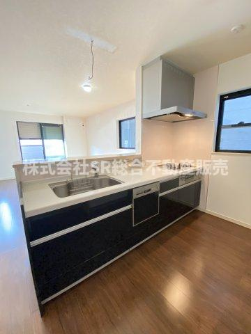 永和3丁目中古戸建のキッチン|人気の高いカウンターキッチン♪ご家族の様子を見ながら快適にお料理できます！