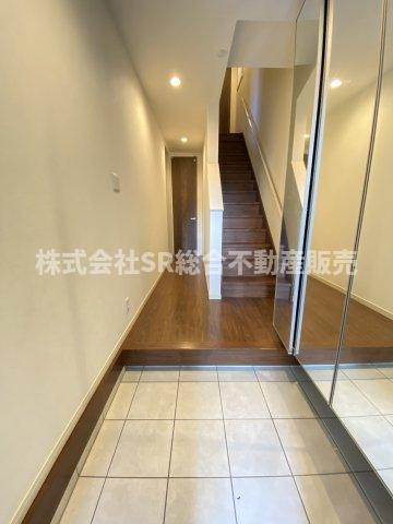 永和3丁目中古戸建の玄関|全面ミラー付きのシューズボックスで広く見える玄関です！