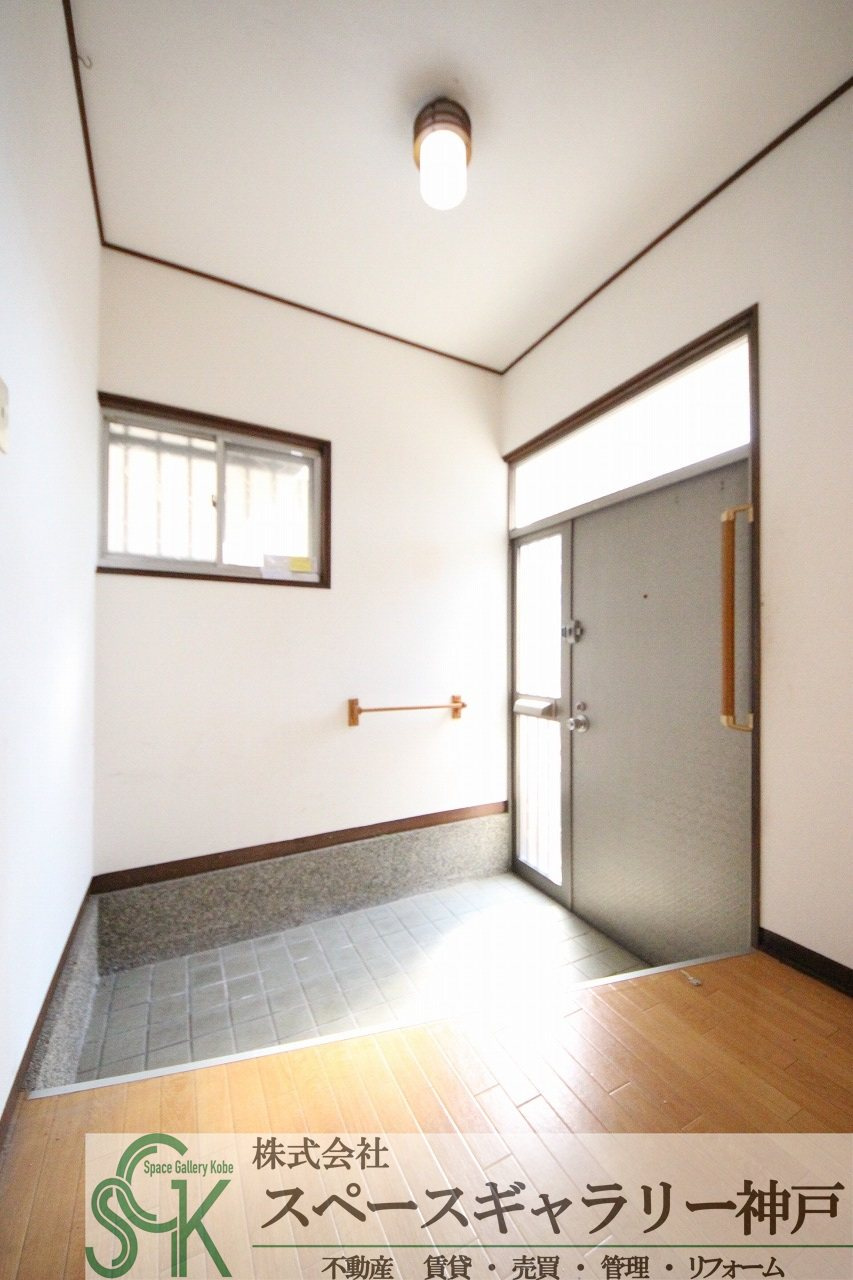 神戸市垂水区本多聞２丁目の一戸建ての玄関|※リフォーム前の写真になります※