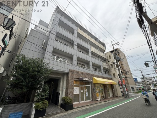 オートロックで外部の人間が簡単に出入りできないため安心です。