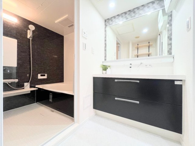 【脱衣所】 | セントラルデュオ市ヶ尾 | ◆ご家族の1日が始まり、1日が終わりを締めくくる洗面空間。洗濯機を配置しても十分なスペースを確保した設計となっております。