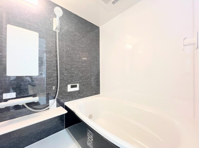 【浴室】 | セントラルデュオ市ヶ尾 | ◆モダンデザインの空間が気持ちよさを高めてくれるバスルーム。すっきりとした清潔感の中に都会的なセンスが感じられ、心身をリフレッシュできる寛ぎを深めてくれるスペースです。