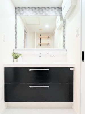 【独立洗面台】 | セントラルデュオ市ヶ尾 | ◆毎日使う場所だから、機能的で使いやすさに配慮したパウダールーム。すっきりと使えるように収納も豊富にご用意しています。