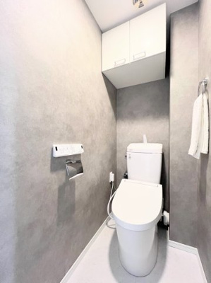 【トイレ】 | セントラルデュオ市ヶ尾 | ◆清潔感のある白を基調とした落ち着ける空間。小窓をもうけていますので、こもりやすい空気の入れ替えも簡単に行えますね！