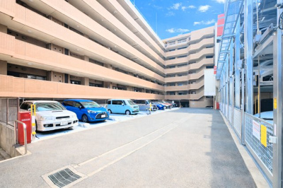 【駐車場】 | セントラルデュオ市ヶ尾　ペット飼育可能/新規リノベーション物件/24時間空気清浄機能付冷暖房システム搭載/子育て環境良好/ポーチ、トランクルーム付 | ◆住宅ローンのご相談や周辺環境のご案内も含め、ローンに詳しい、地元に詳しいスタッフがお出迎えさせていただきます。お気軽にご相談ください。