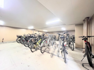 【駐輪場】 | セントラルデュオ市ヶ尾 | ◆住宅ローンのご相談や周辺環境のご案内も含め、ローンに詳しい、地元に詳しいスタッフがお出迎えさせていただきます。お気軽にご相談ください。