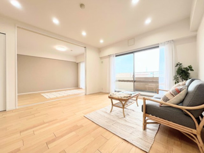 【居間・リビング】 | セントラルデュオ市ヶ尾 | ◆家族で食卓を囲むダイニングスペースと、ソファでゆったりくつろぐリビングスペースがしっかり区切られているので家具の配置や用途を使いわけしやすいです。