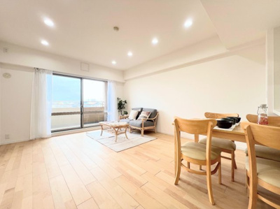 【居間・リビング】 | セントラルデュオ市ヶ尾 | ◆一家だんらんのスペースとなるＬＤＫ。窓から明るい光が差し込み、思わず家族の会話も弾む快適な空間。