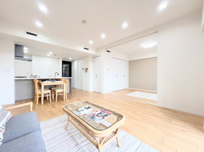 【居間・リビング】 | セントラルデュオ市ヶ尾 | ◆ご家族の会話がはずむ、開放的なＬＤＫです。休日はお陽さまの光をたっぷりととりこめるぽかぽかリビングで過ごしませんか？