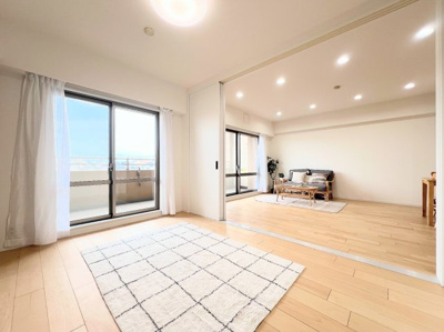 【居間・リビング】 | セントラルデュオ市ヶ尾 | ◆広々としたリビング・ダイニングは、シックでモダンな内装。落ち着いた雰囲気に包まれて、伸びやかな空間のなかで、ゆったりと家族団らんのひとときを過ごせます。