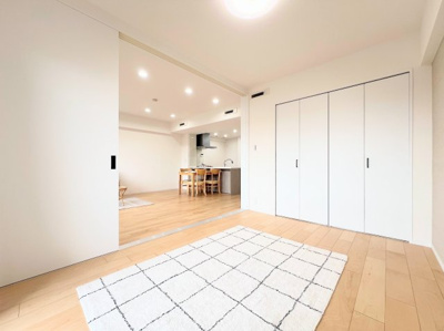 【居間・リビング】 | セントラルデュオ市ヶ尾 | ◆柔らかな色合いのフローリングと清潔感のあふれる白のクロスが明るい空間を創り出しているリビングダイニング。家族の集まる憩いの場にふさわしいです。