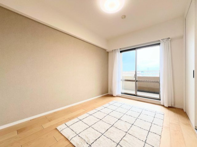 【洋室】 | セントラルデュオ市ヶ尾 | ◆柔らかい陽光が差し込む明るいお部屋を演出する設計。彩光の取れる窓が気持ちの良いお部屋を創り上げます。