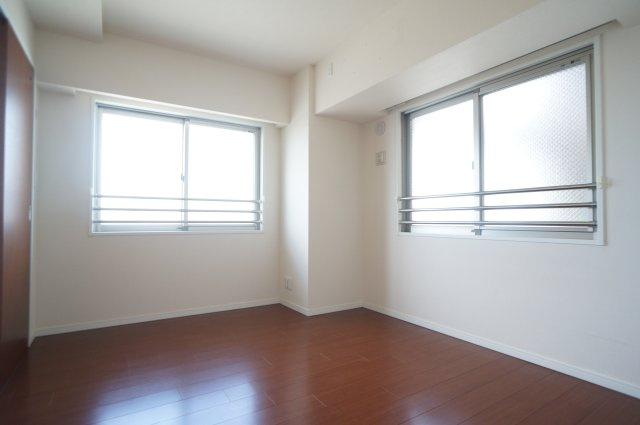 レイセニット奈良グラン・ヴェルジェの洋室