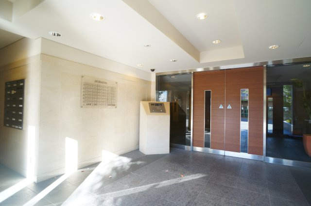 レイセニット奈良グラン・ヴェルジェのエントランス