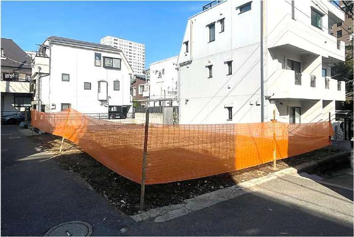 【外観】 | 奥行きのある敷地形状を活かし、カースペースや庭の配置も柔軟に検討いただけます。青空が広く感じられる開放的な立地で、お子様と過ごす庭先での時間も豊かになりそう。現地にて、実際の広さをご確認ください！