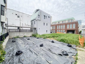 【外観】 | 新しい生活の始まりを予感させる、整えられた建築予定地です。落ち着いた街並みに溶け込むこの場所で、ご家族の理想を形にする住まいづくりがスタートします。陽当たりや風通しをぜひ現地で体感してください！